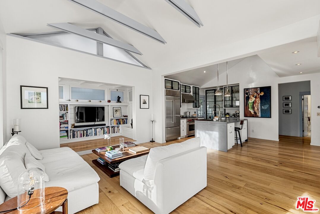 2002 Hillcrest Road Los Angeles, CA 90068 - Photo 12 of 38 Gallery Image 12