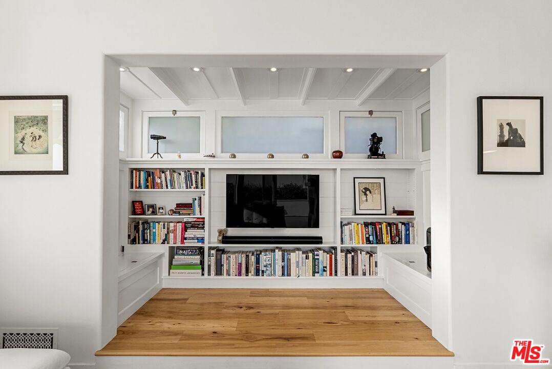 2002 Hillcrest Road Los Angeles, CA 90068 - Photo 13 of 38 Gallery Image 13