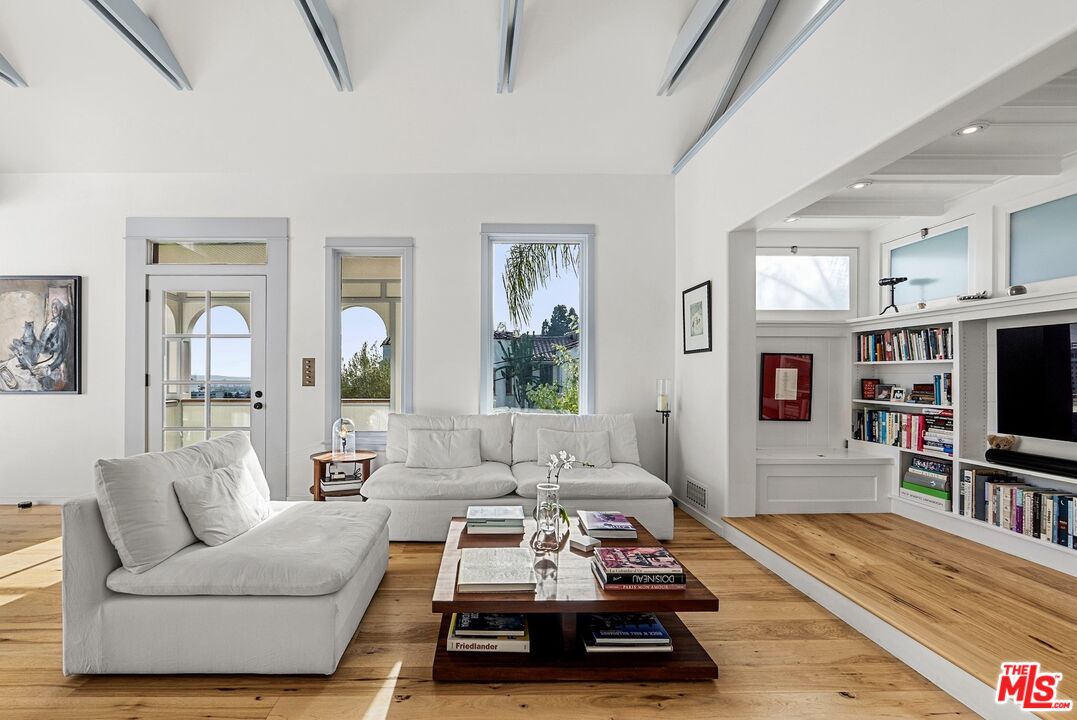 2002 Hillcrest Road Los Angeles, CA 90068 - Photo 14 of 38 Gallery Image 14