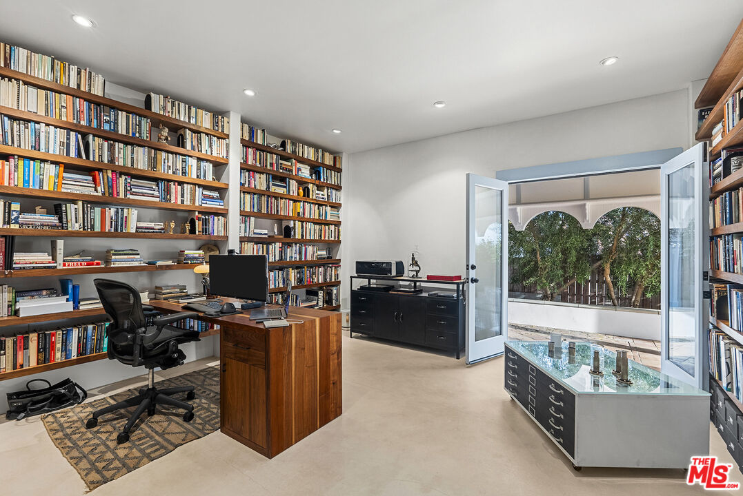 2002 Hillcrest Road Los Angeles, CA 90068 - Photo 21 of 38 Gallery Image 21