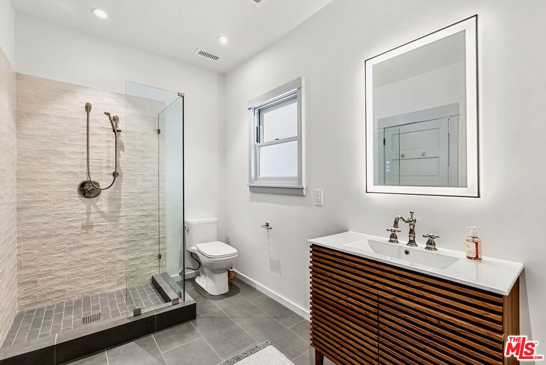 2002 Hillcrest Road Los Angeles, CA 90068 - Photo 22 of 38 Gallery Image 22