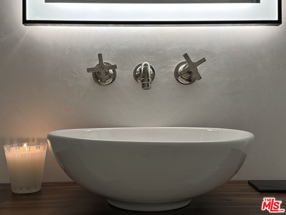 2002 Hillcrest Road Los Angeles, CA 90068 - Photo 24 of 38 Gallery Image 24