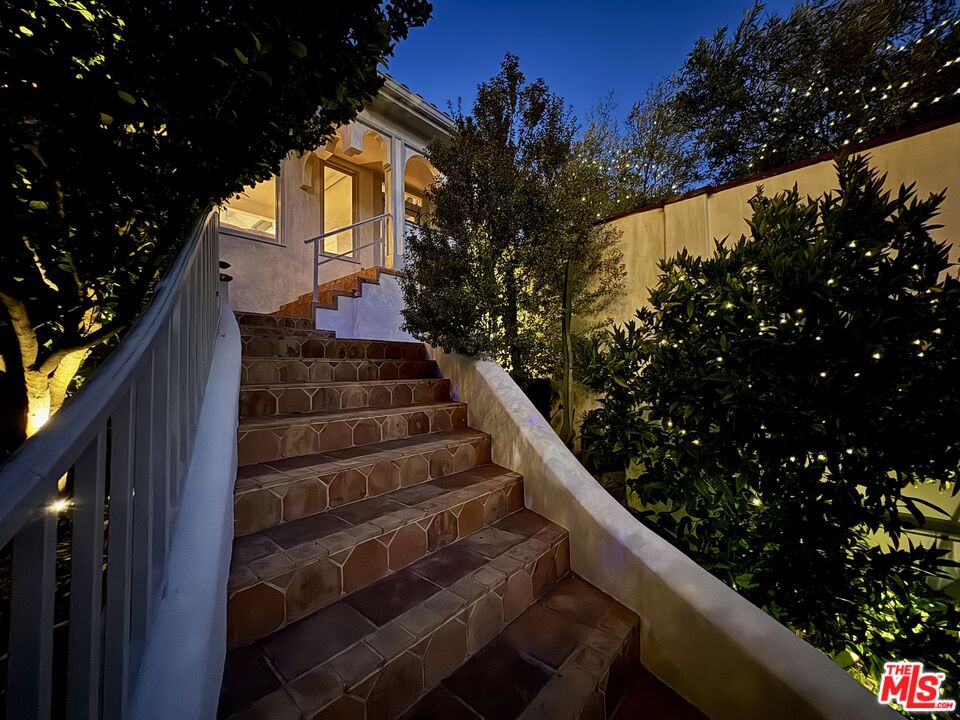 2002 Hillcrest Road Los Angeles, CA 90068 - Photo 35 of 38 Gallery Image 35
