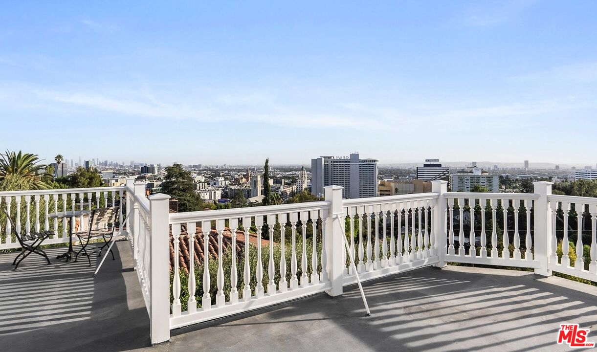 2002 Hillcrest Road Los Angeles, CA 90068 - Photo 6 of 38 Gallery Image 6