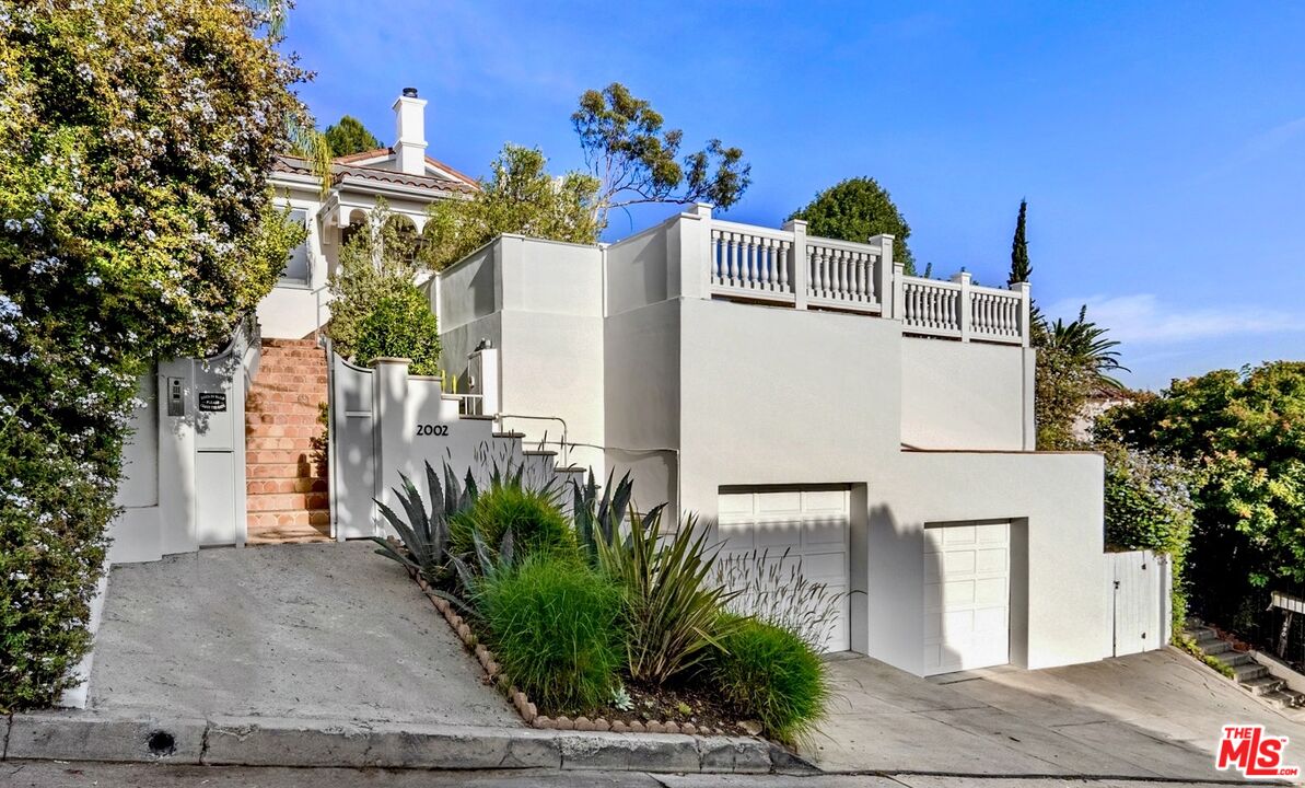 2002 Hillcrest Road Los Angeles, CA 90068 - Photo 7 of 38 Gallery Image 7