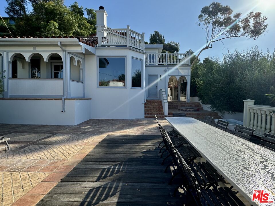 2002 Hillcrest Road Los Angeles, CA 90068 - Photo 9 of 38 Gallery Image 9