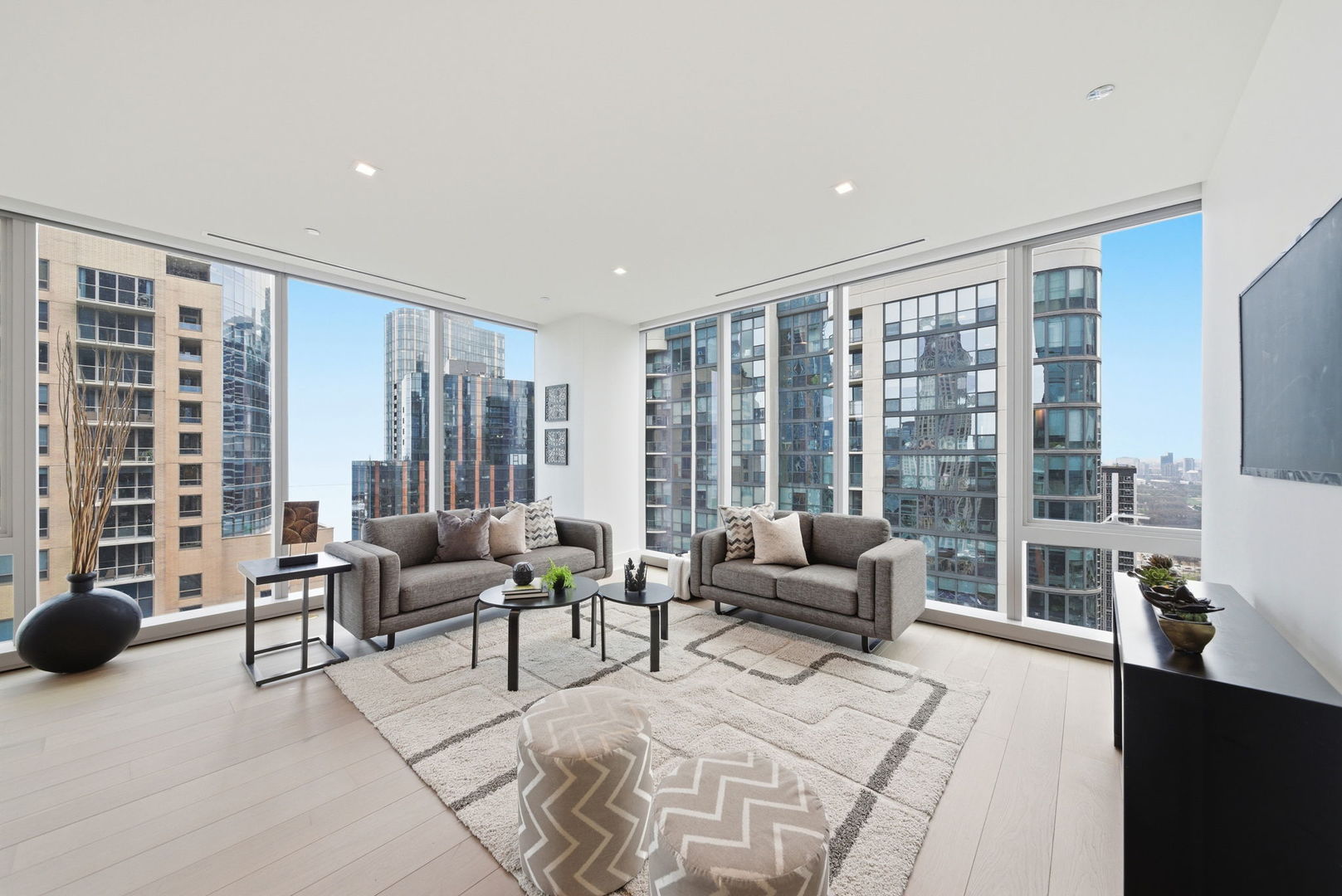 363 East Wacker Drive, Unit 2709 Chicago, IL 60601 - Photo 7 of 47