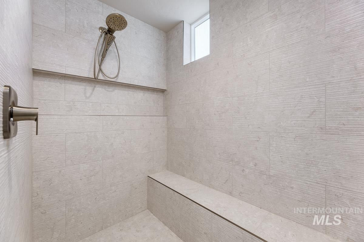 992 East Crescendo Street Meridian, ID 83642 - Photo 26 of 38 Bathroom featuring tiled shower