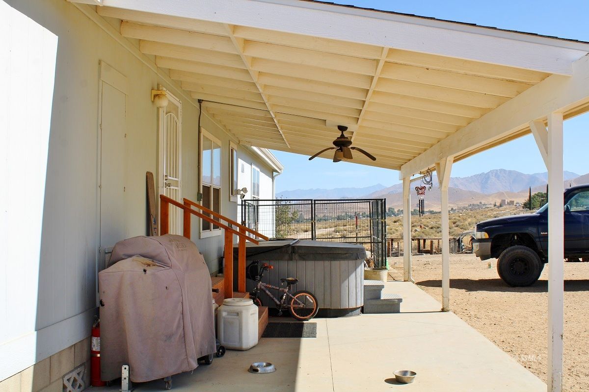 10158 Hillview Acres Road Weldon, CA 93283 - Photo 32 of 45 a view of a living room and workspace