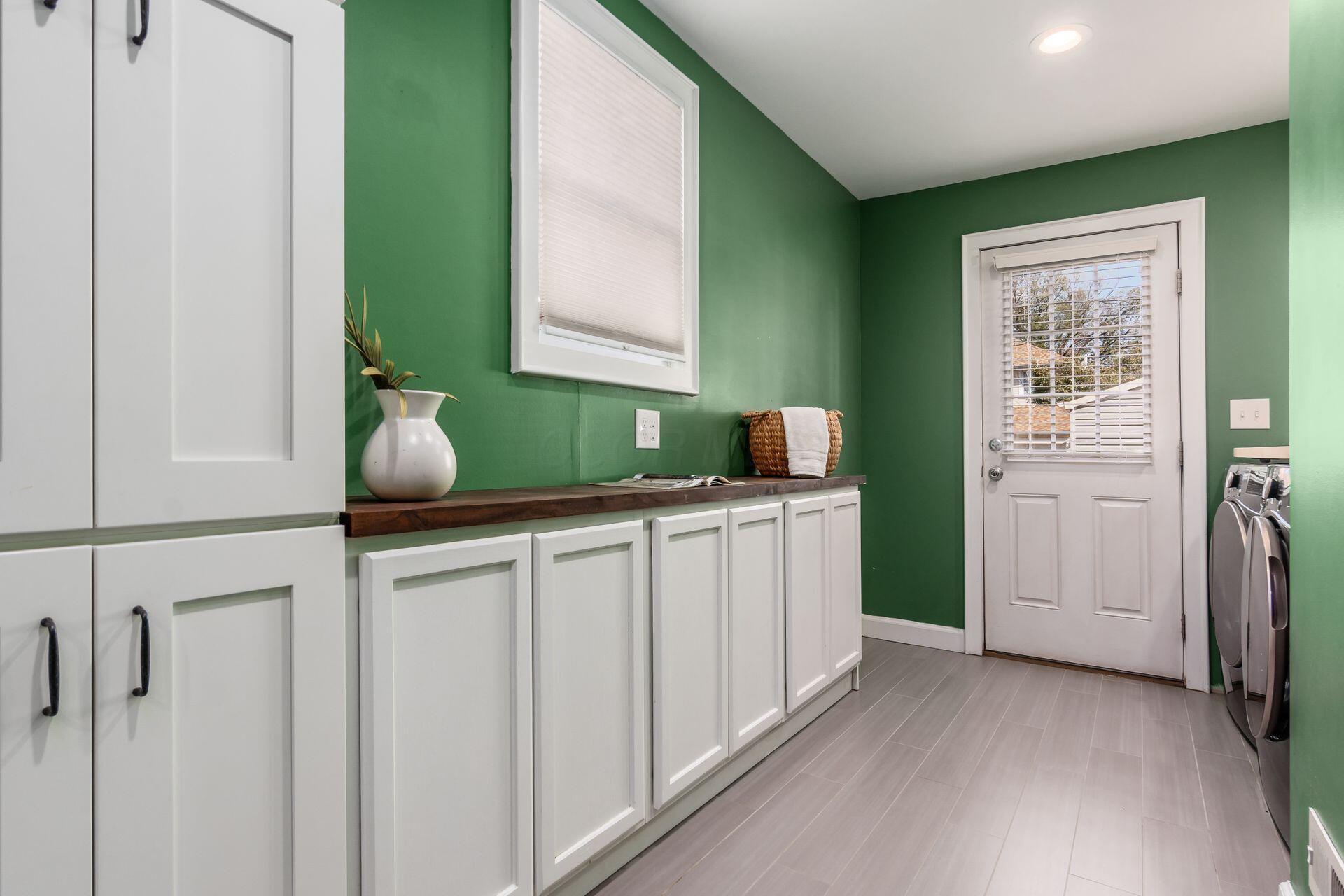 992 Palmer Road Columbus, OH 43212 - Photo 20 of 34 First Floor Mudroom & Laundry