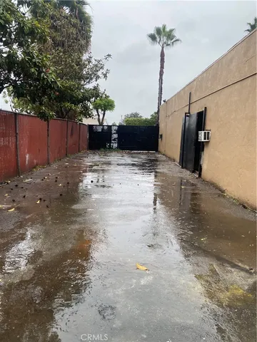 a view of a backyard