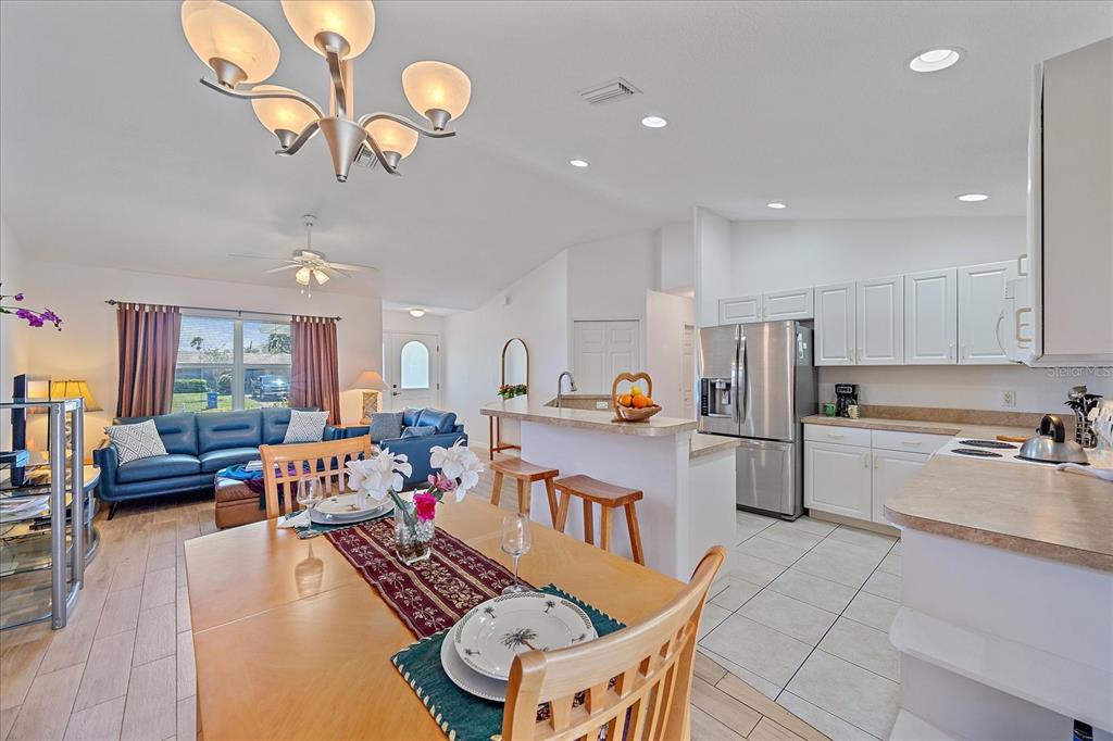 880 Horizon Road Venice, FL 34293 - Photo 3 of 39 lots of natural light