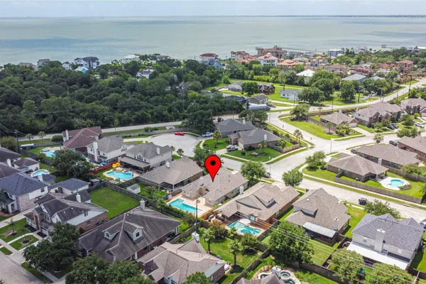 $399,995 | 925 Autumn Brook Street, Seabrook, TX 77586
