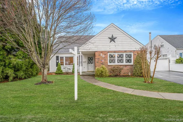 $750,000 | 90 Haven Lane, Levittown, NY 11756