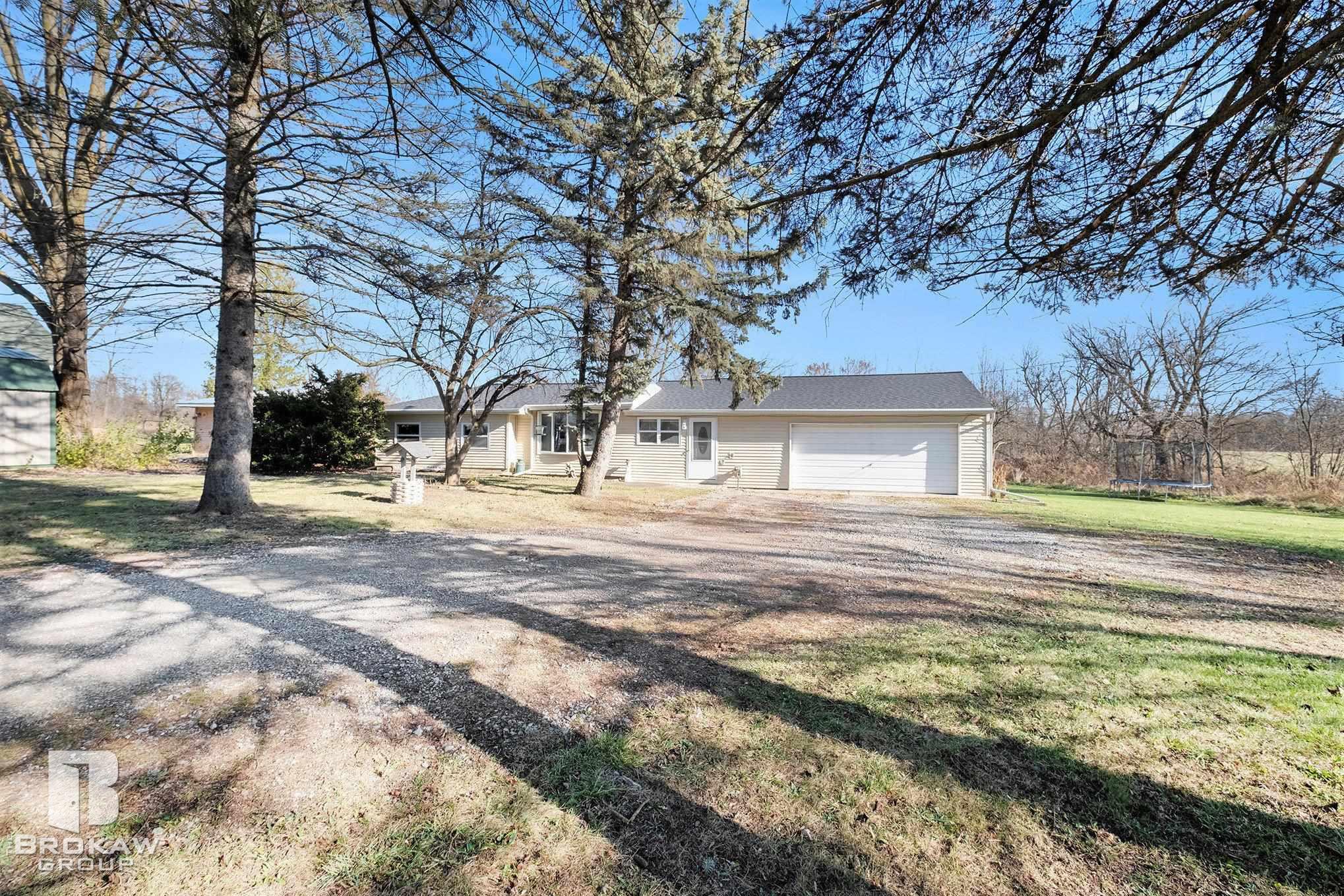 1183 South Oak Road Davison, MI 48423 - Photo 2 of 26 50162094-1550caec-8bab-4ac0-82ae-f06afaeacb27.JPG