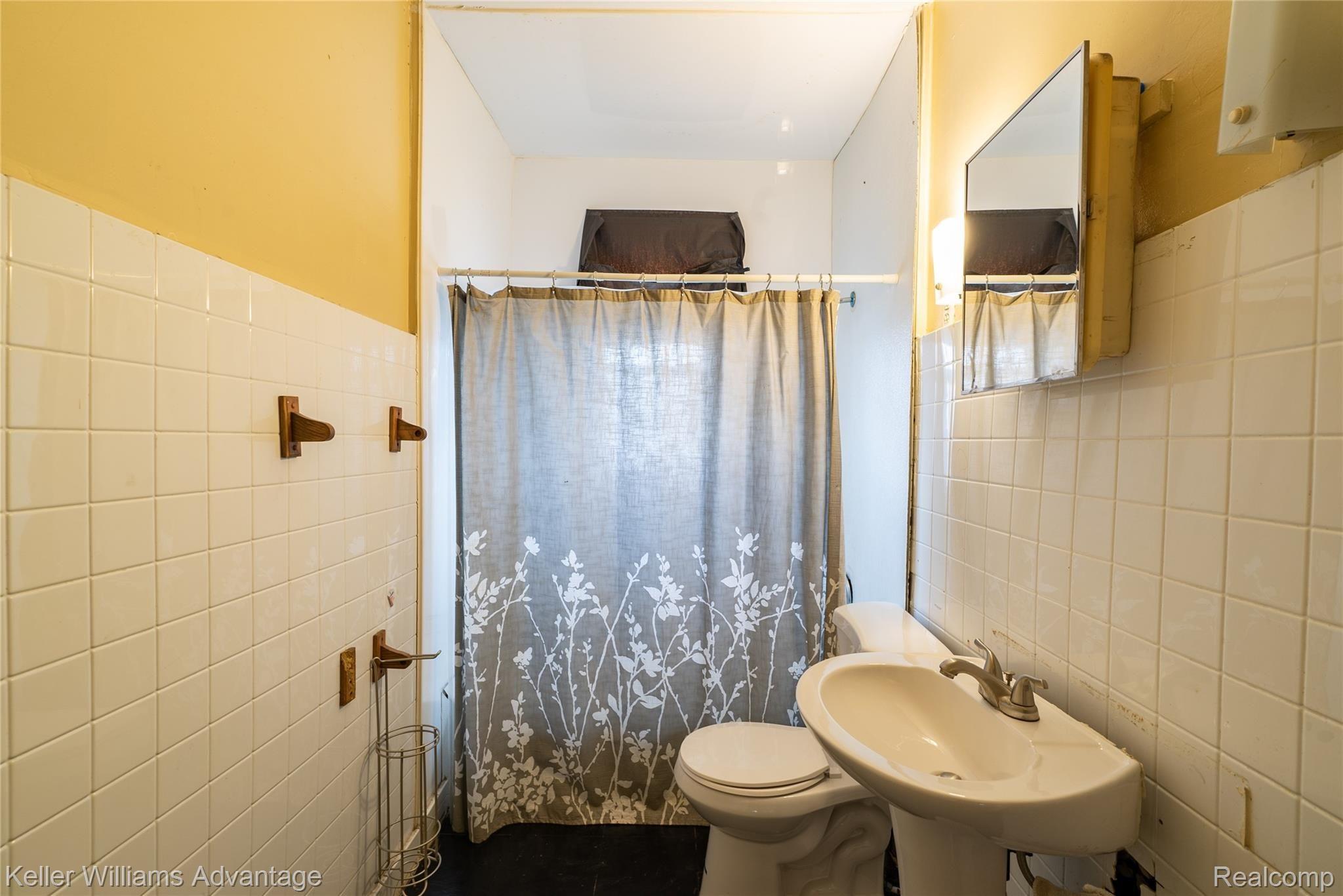 1117 Atkinson Street Detroit, MI 48202 - Photo 22 of 38 AtkinsonSt_1117_Full Bath 1.jpg