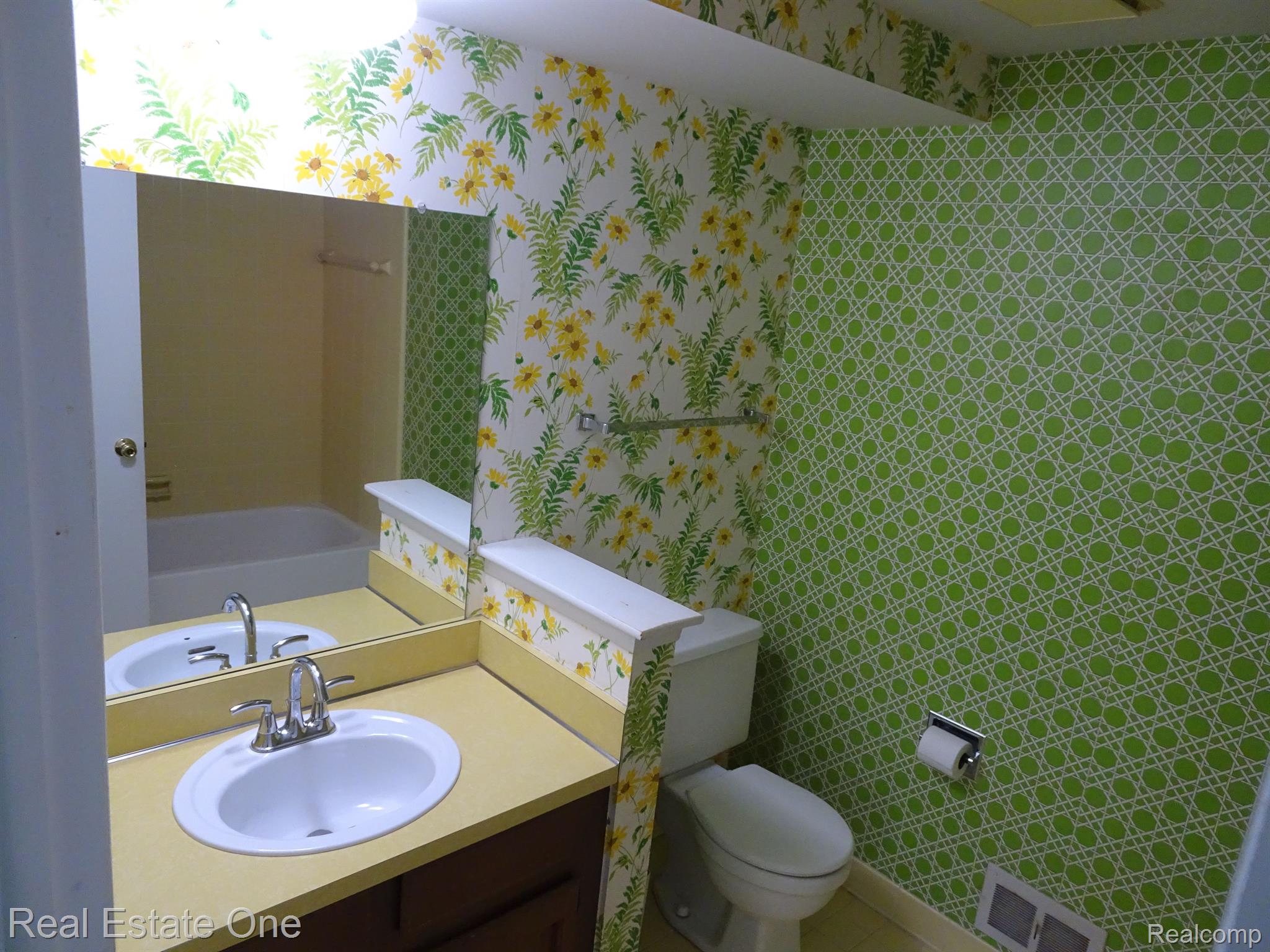 901 Downhill Lane Rochester, MI 48307 - Photo 15 of 23 Upper level full bath