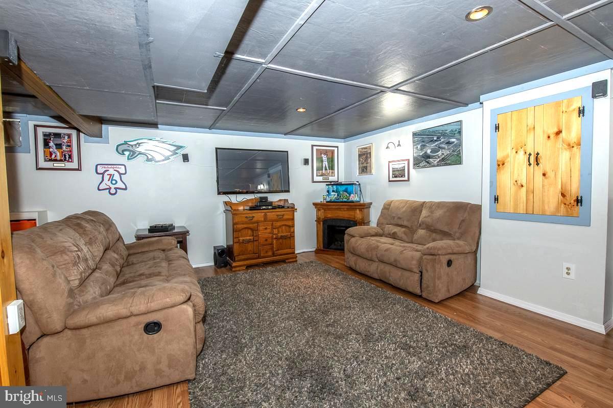 209 Springfield Avenue Folsom, PA 19033 - Photo 27 of 43 Gallery Image 27