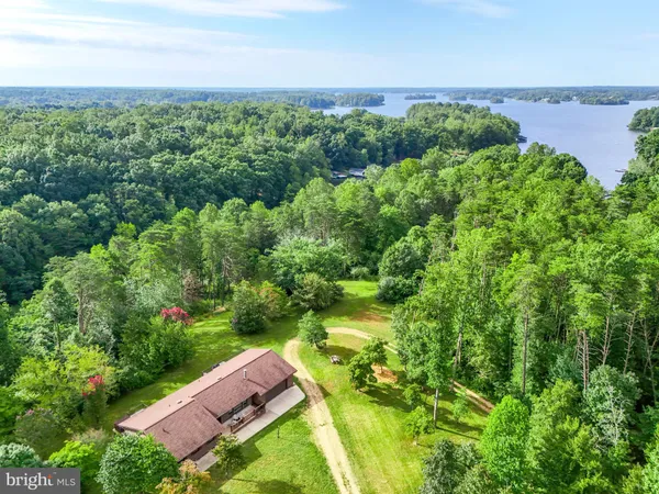 $900,000 | 3807 Bear Tree Lane, Bumpass, VA 23024