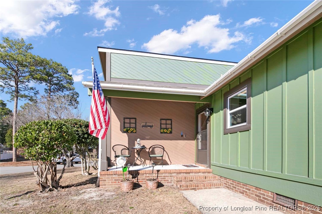 5978 Brookcliff Road Fayetteville, NC 28304 - Photo 2 of 38 a front view of a house