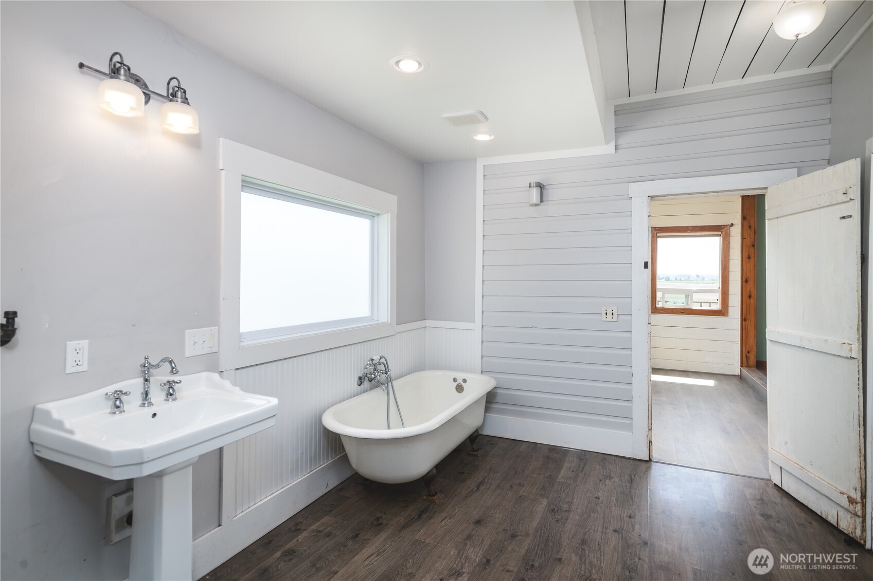 19719 Dry Slough Road Mount Vernon, WA 98273 - Photo 20 of 40 a bathroom with a sink and a bathtub
