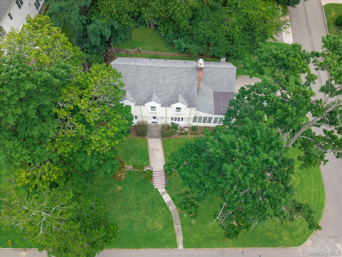 17 Pinewood Road Manhasset, NY 11030 - Photo 36 of 45