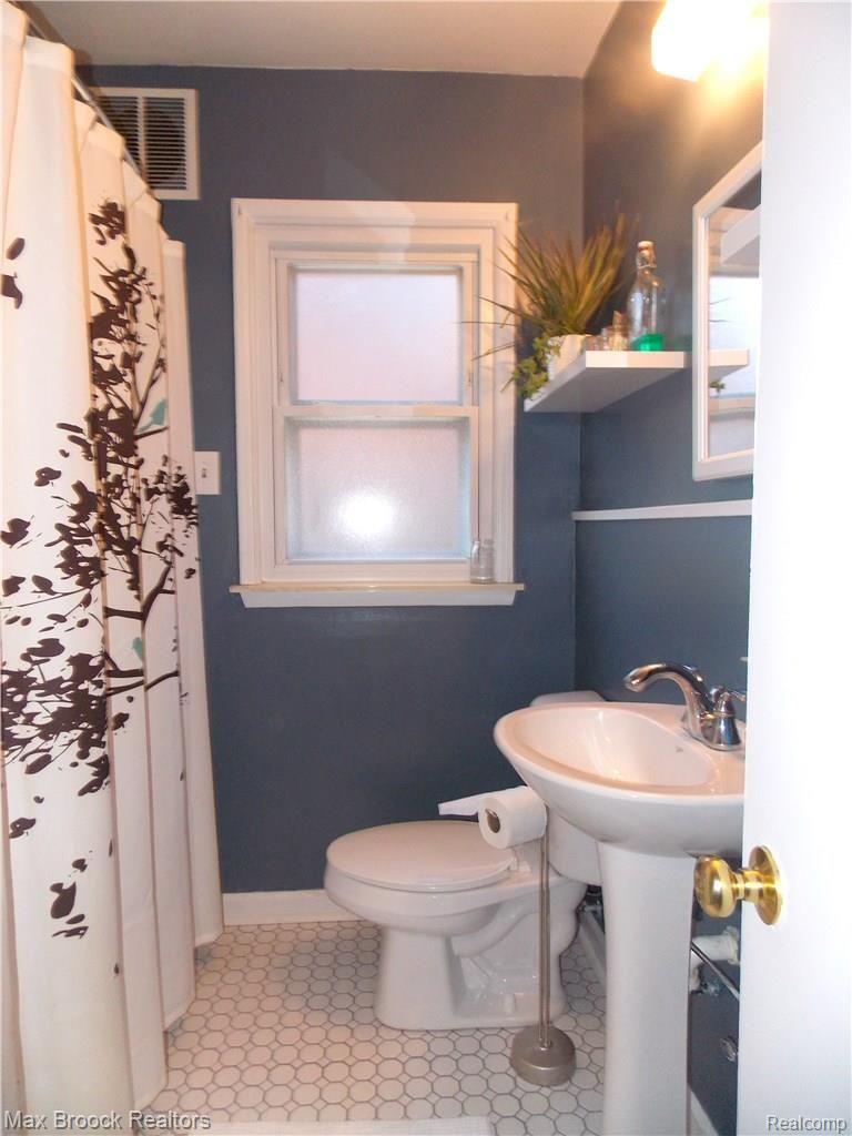 675 Stratford Road Ferndale, MI 48220 - Photo 11 of 24 bath.JPG
