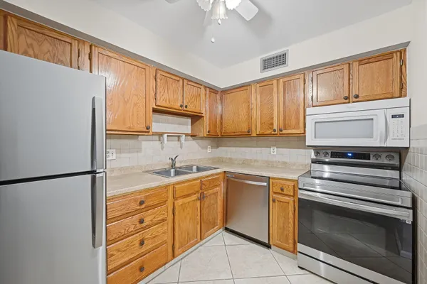$2,000 | 9875 Pineapple Tree Drive, Unit 205, Boynton Beach, FL 33436