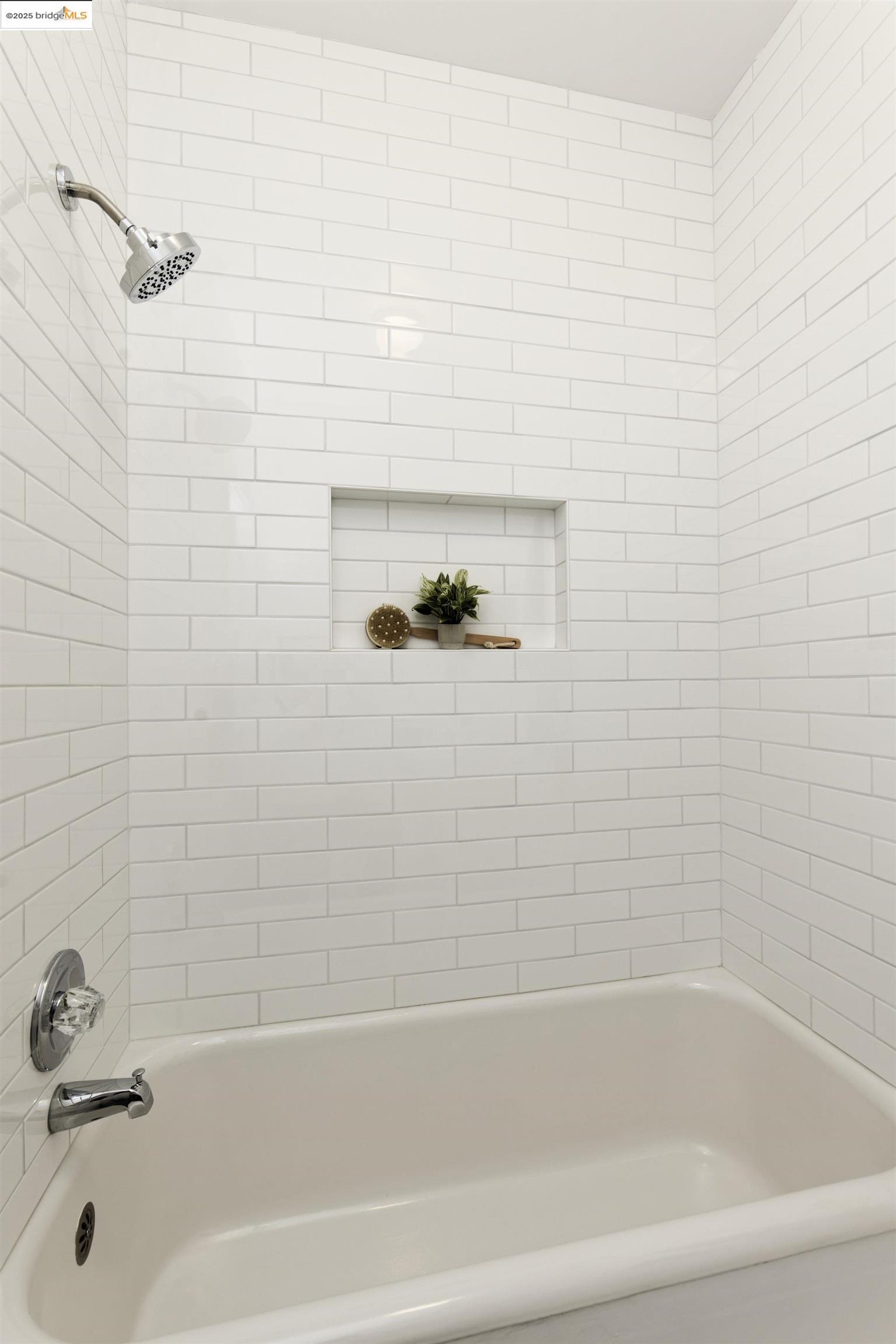 3945 Randolph Avenue, Unit 2 Oakland, CA 94602 - Photo 25 of 43 a bathroom with a bathtub