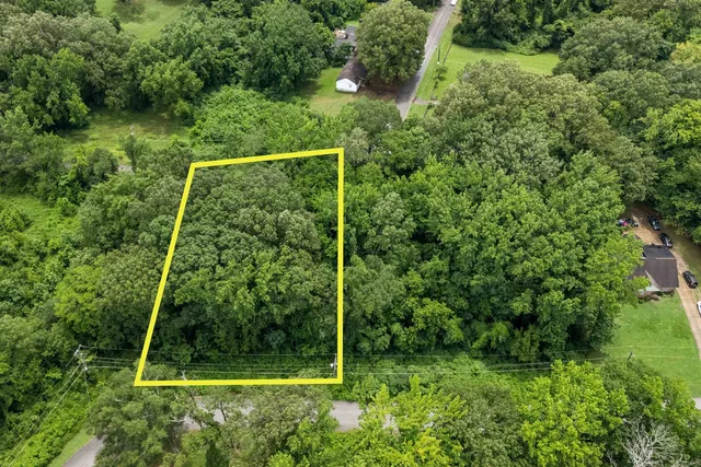 a view of a small yard