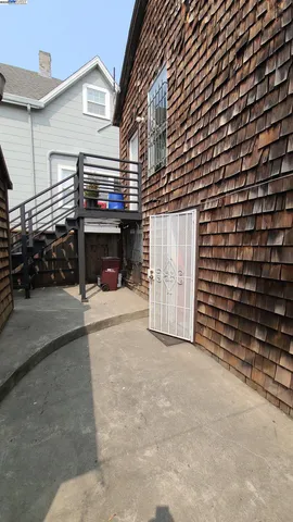 a view of the terrace of a house