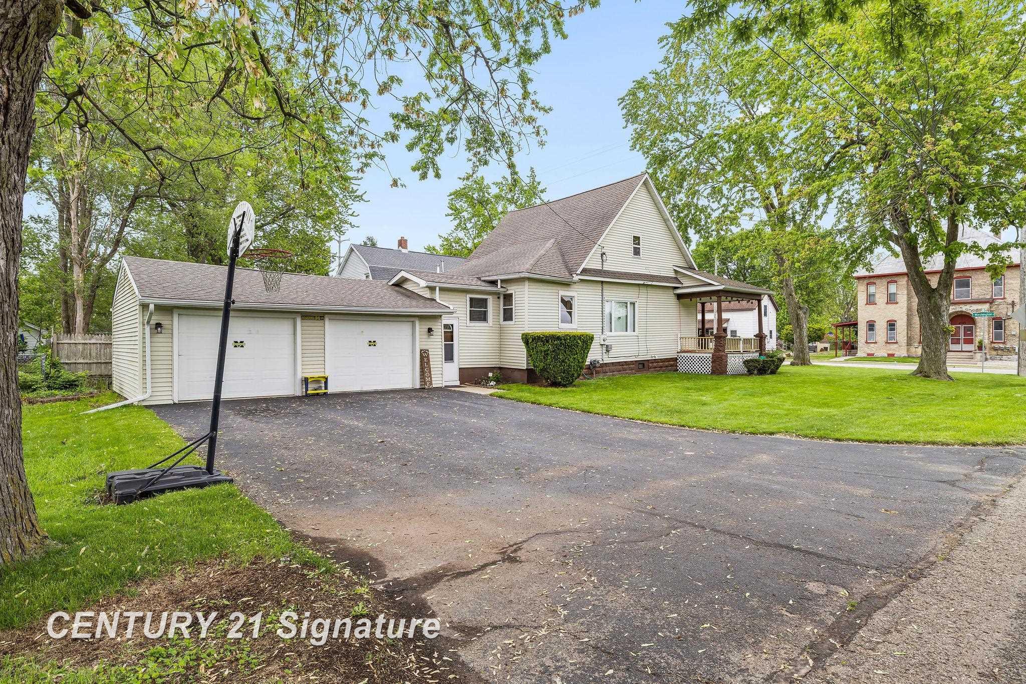 415 East Washington Road Freeland, MI 48623 - Photo 26 of 36 Lots of parking space!