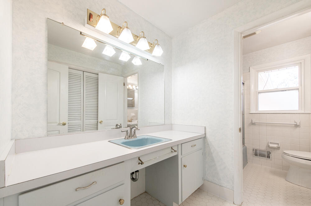 3215 Colonial Drive Aiken, SC 29801 - Photo 18 of 32 Full Guest Bath!