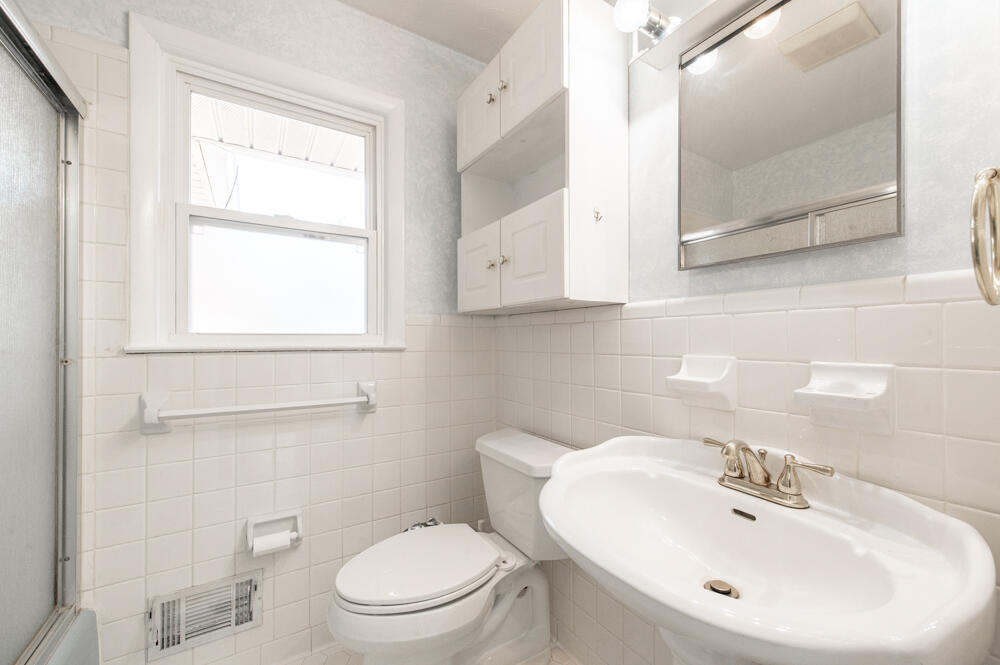 3215 Colonial Drive Aiken, SC 29801 - Photo 19 of 32 Full Guest Bath!