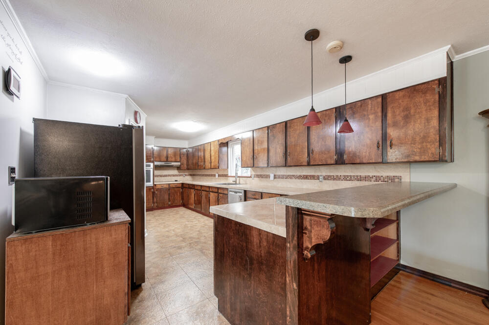 3215 Colonial Drive Aiken, SC 29801 - Photo 4 of 32 Kitchen with Breakfast Bar!