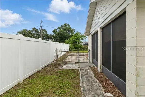 a view of a backyard