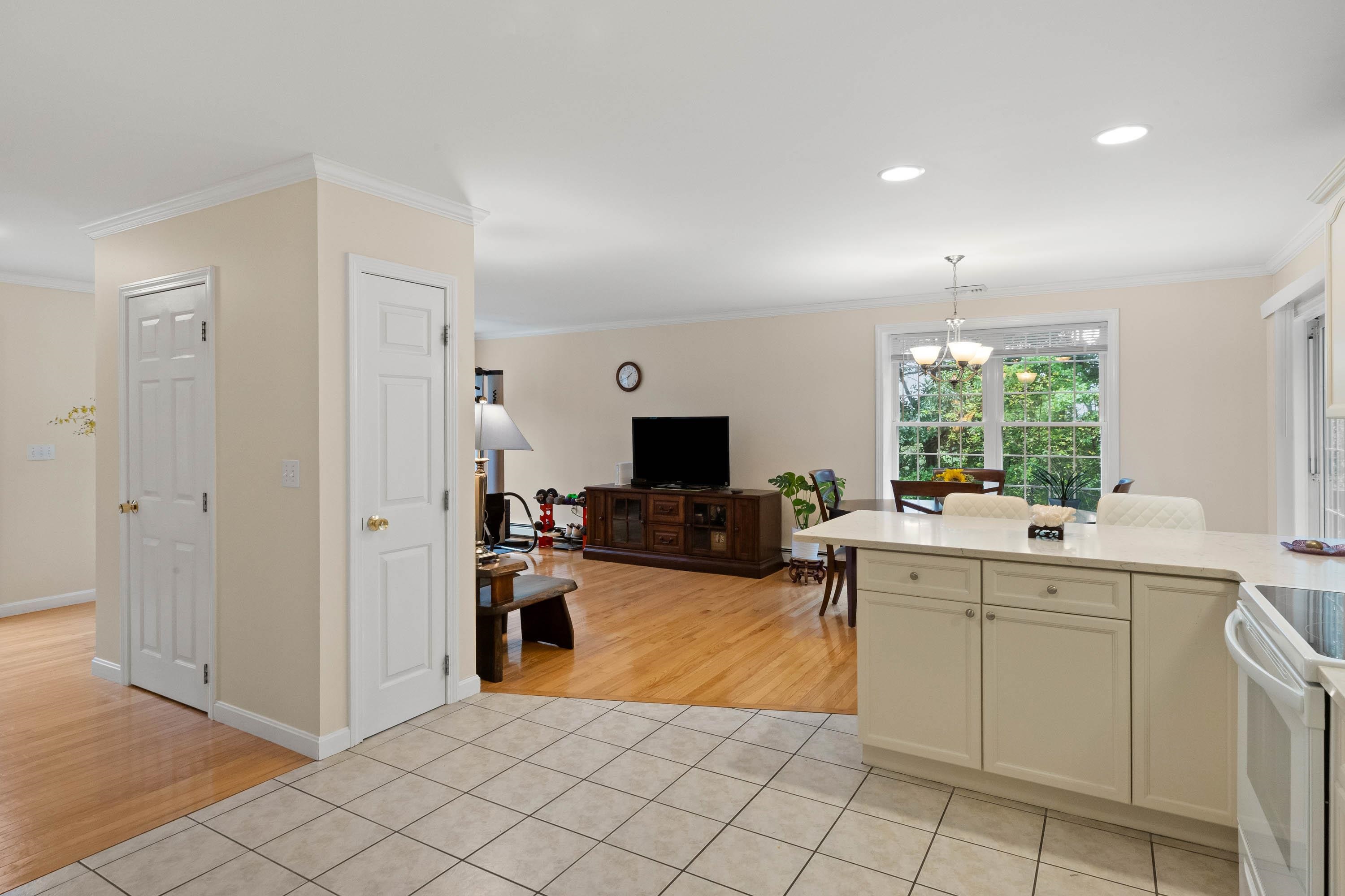 162 Londonderry Road Windham, NH 03087 - Photo 4 of 38