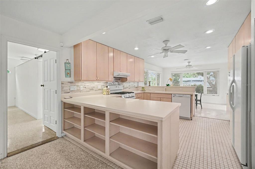 528 Ralph Street Sarasota, FL 34242 - Photo 15 of 60 Gallery Image 15