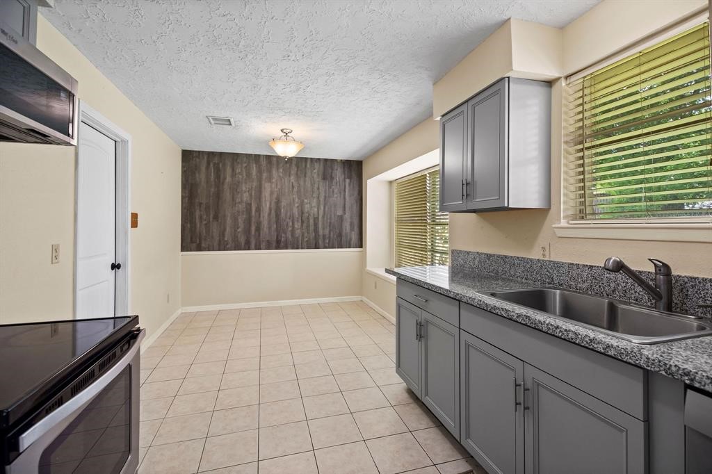9718 Shady Tree Lane Houston, TX 77086 - Photo 9 of 26