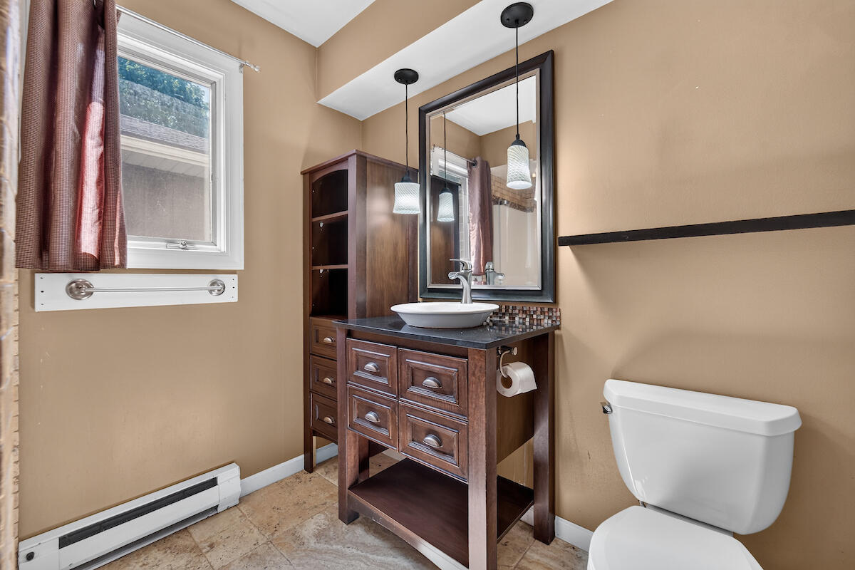 445 West Chestnut Street Burlington, WI 53105 - Photo 11 of 36 Full bath: main