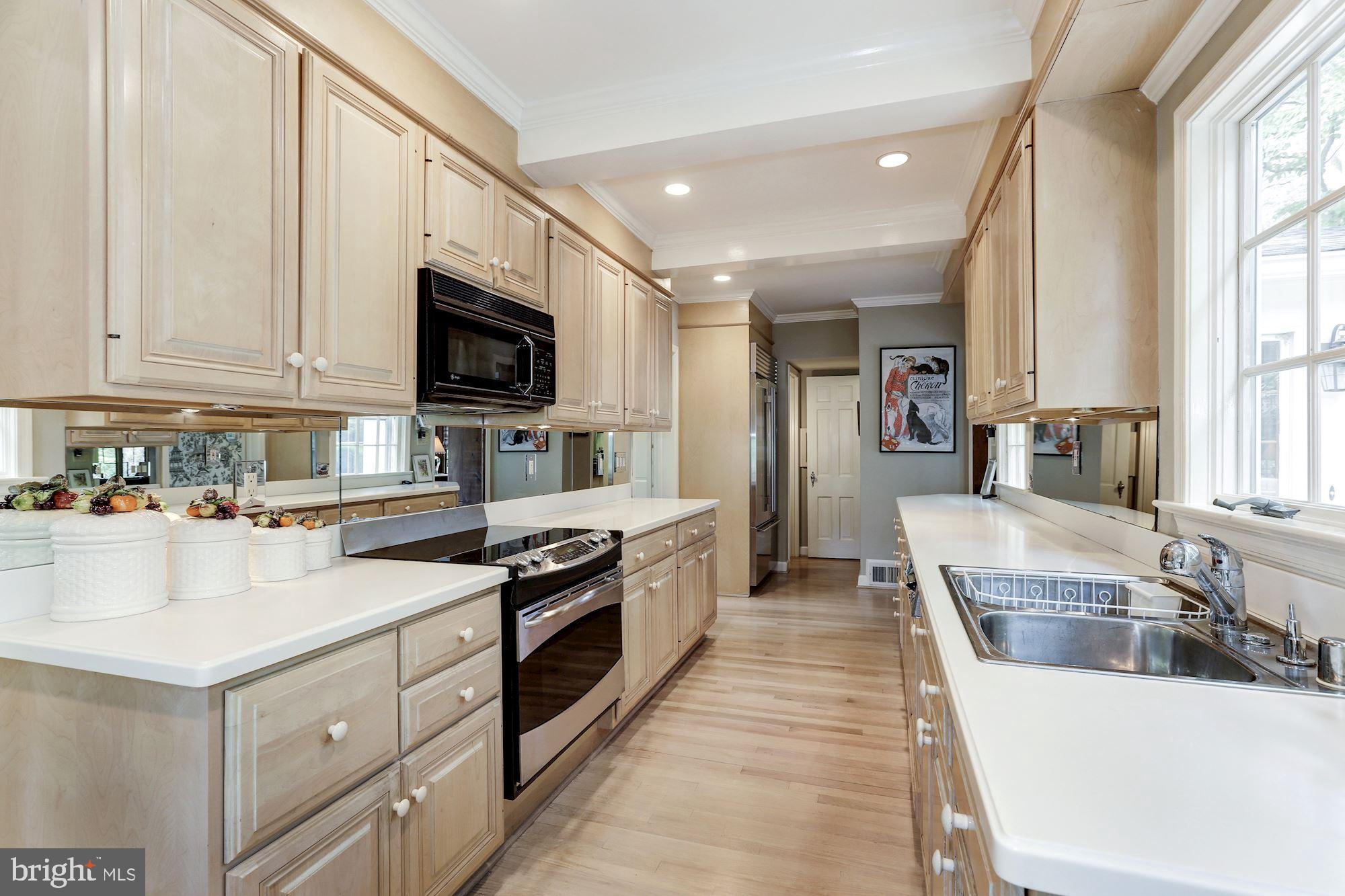 6878 Churchill Road McLean, VA 22101 - Photo 9 of 29 Eat-In Kitchen