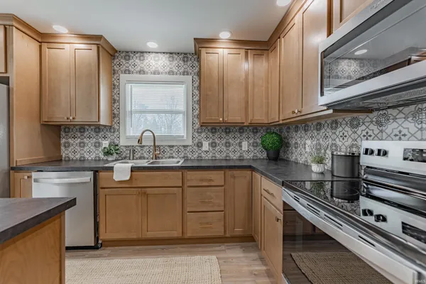 $1,695 | 911 Mayfair Drive, Boonville, IN 47601