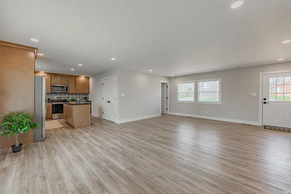 $1,695 | 911 Mayfair Drive, Boonville, IN 47601