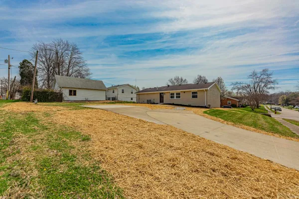 $1,695 | 911 Mayfair Drive, Boonville, IN 47601