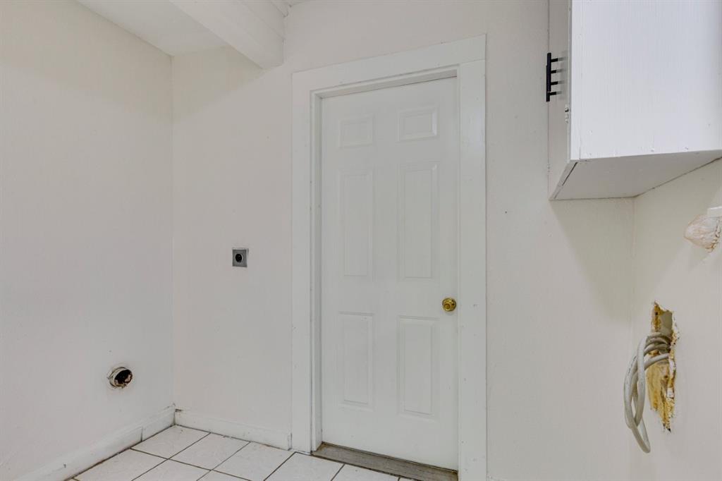617 Wilson Street Lancaster, TX 75146 - Photo 19 of 30 a bathroom with a shower