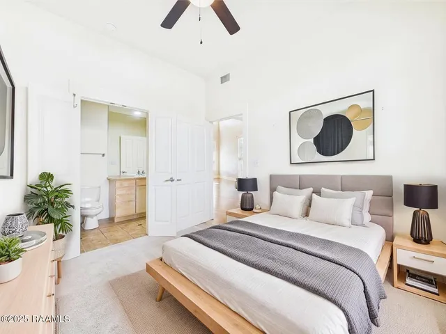 $395,000 | 1127 Camellia Boulevard, Unit H1, Lafayette, LA 70508