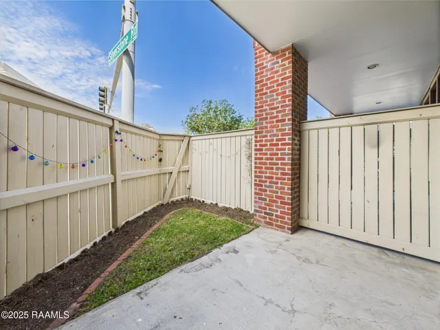 $395,000 | 1127 Camellia Boulevard, Unit H1, Lafayette, LA 70508