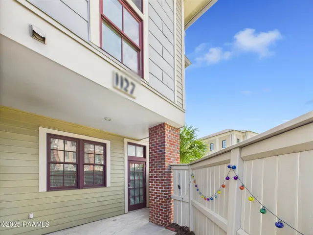 $395,000 | 1127 Camellia Boulevard, Unit H1, Lafayette, LA 70508