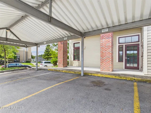 $395,000 | 1127 Camellia Boulevard, Unit H1, Lafayette, LA 70508