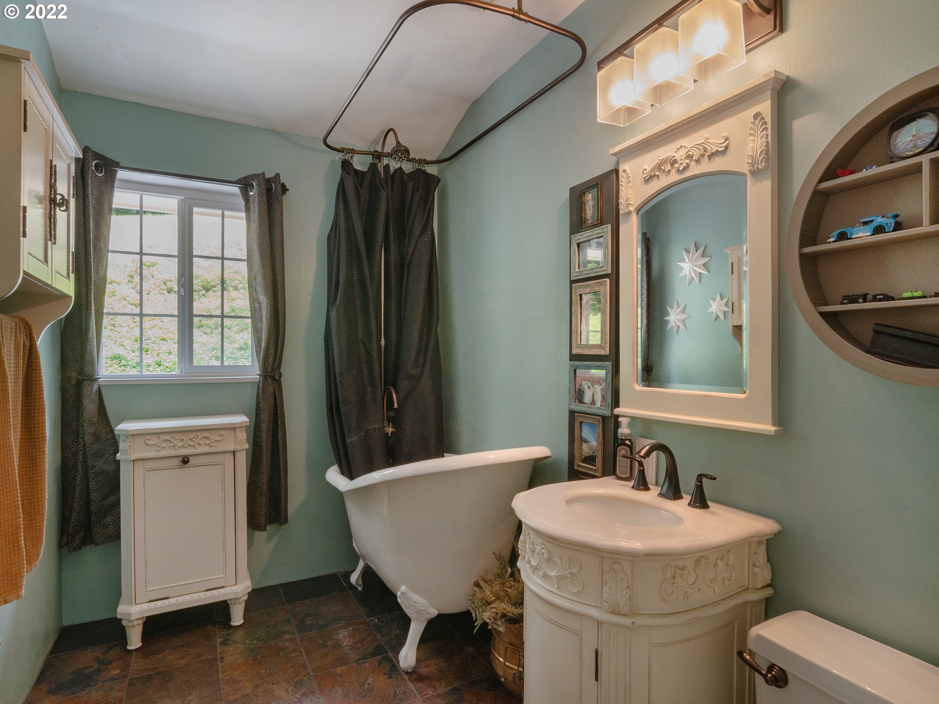 37195 Tree Farm Road Springfield, OR 97478 - Photo 22 of 32 Bathroom